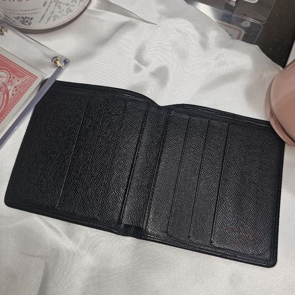 Like New Louis Vuitton Epi Bifold Wallet! - Picture 6 of 16